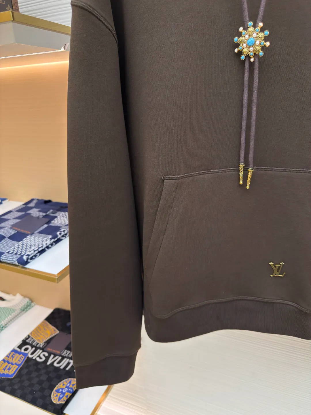 LOUIS VUITTON Sunflower copper sweatshirt ●Authentic product: purchased and developed by 17917 ●Item number: 1680241-B05 ●Fabric: double-sided plain weave fabric ●Technology: knitted ●Version: fitted version ●Weight: about 805 grams ●Size: XS-S-M-L ●Description: Made of nylon-cotton knitted double-sided plain fabric, weight 350g. Three styles of hardware were custom-made from the mold. All were made of aluminum alloy materials. The barrel plating process electroplated antique gold. The inside of the flower on the hat rope was inlaid with hand-made glue. The surface of the turquoise flat buckle was hand-painted and then a blower blew the paint away. Then it was sealed with a high-gloss transparent glaze. The overall vision has a halo effect. The middle letters are aligned in the middle. The front pockets are hand-sewn on the letter sign. The overall workmanship is very complicated. The embroidery is made with heat-capacitive glue, which needs to be ironed to ensure quality. The checkerboard pattern needs to be positioned correctly, so it is very fast. Each process of the entire garment is slow and time-consuming.